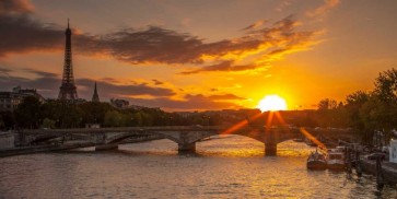 Assaf Frank - View of the Eiffel Tower with a bridge in the foreground during sunset, Paris, France
