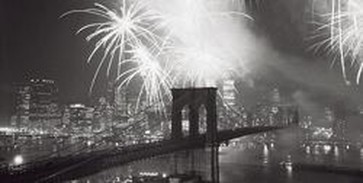 New York - Fireworks Over the Brooklyn Bridge  